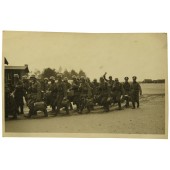 Немецкие Солдаты в полной экипировке прибыли на полигон для учений в лагерь